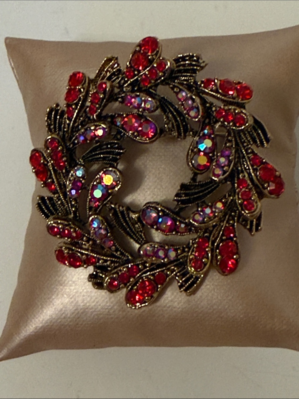 VINTAGE BROOCH PENDANT DARK BRUSHED GOLD RED & IRIDESCENT AB RHINESTONES WREATH